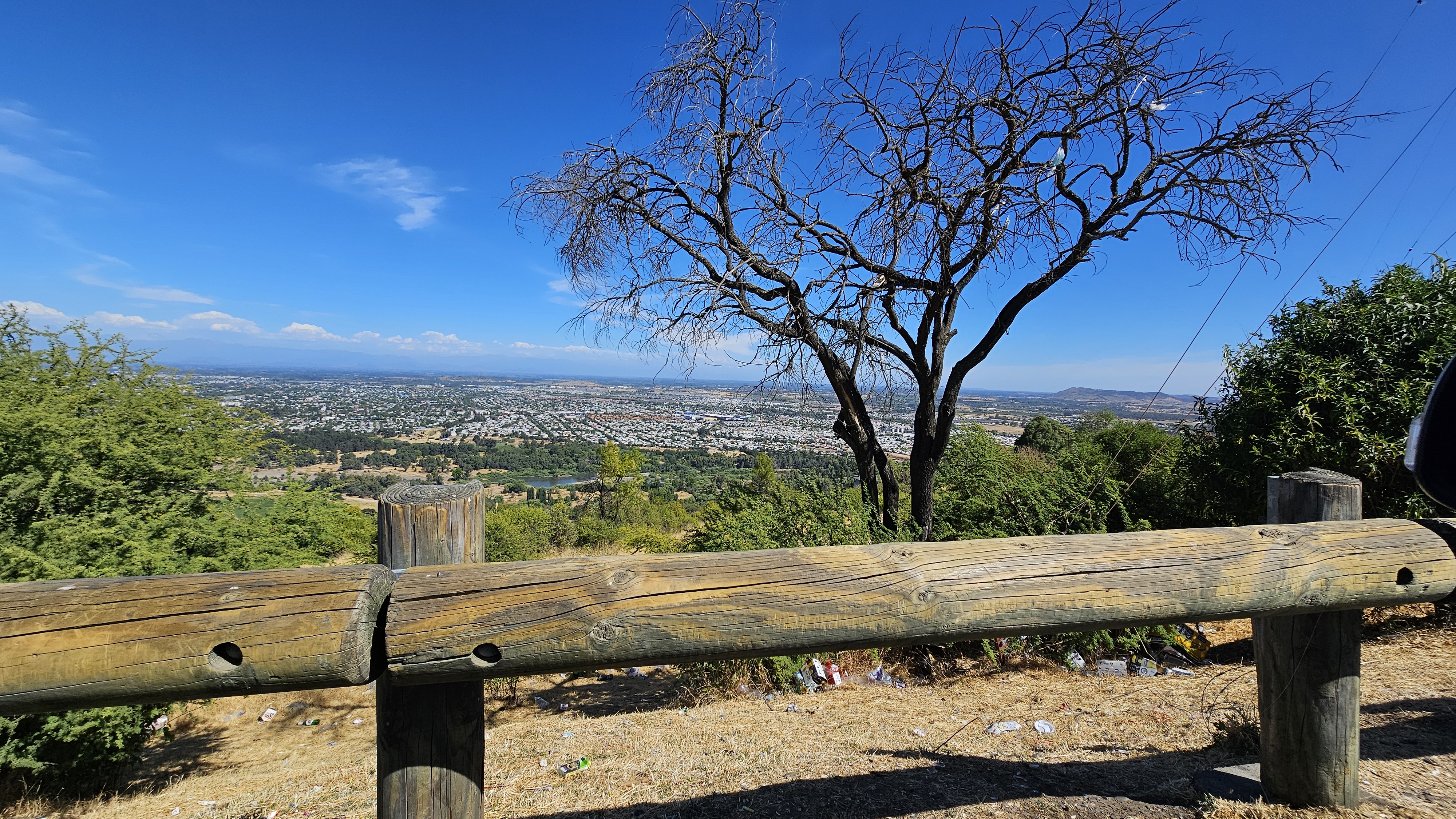 Fotografía cercana de la barra, es de madera